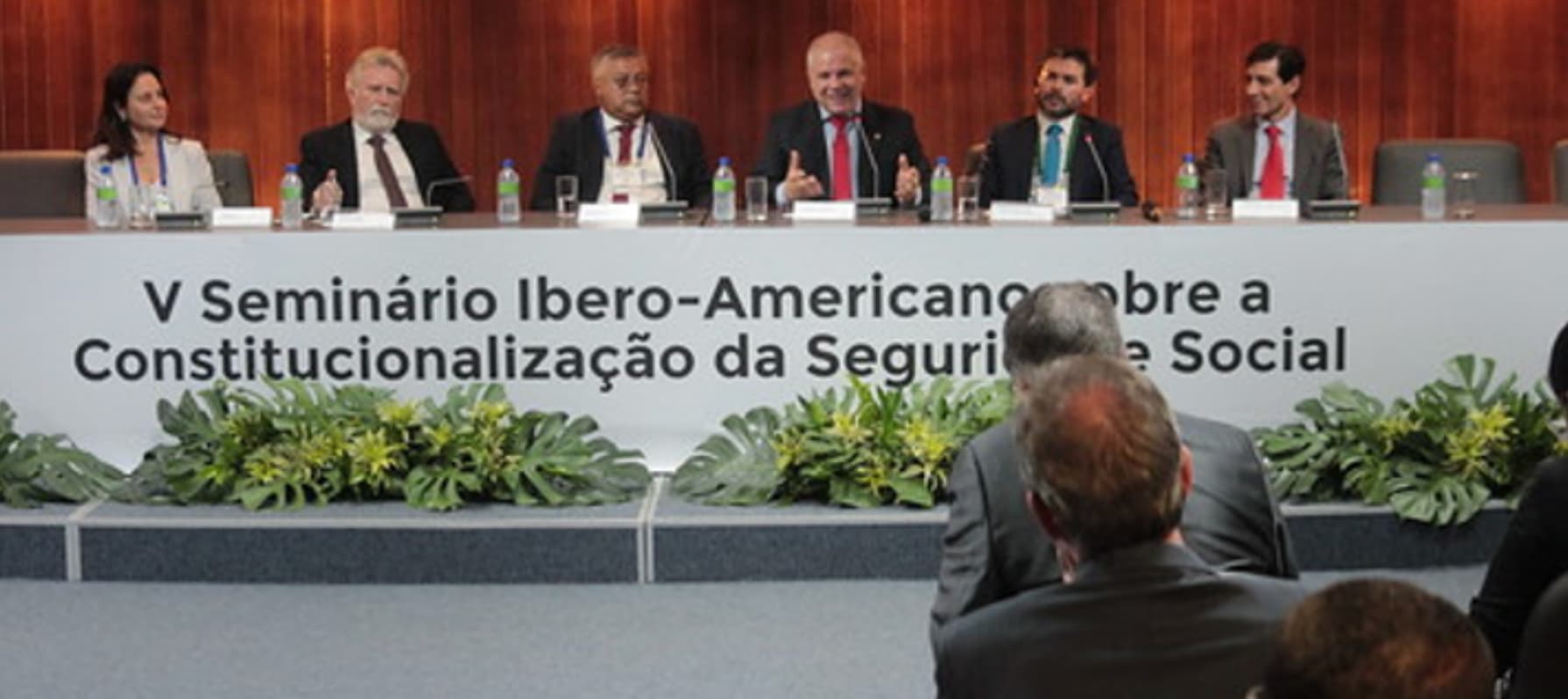 Foto de la mesa de apertura